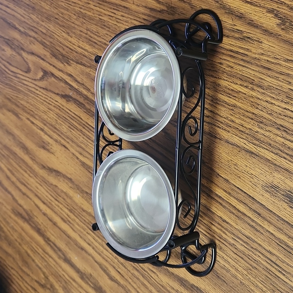 Lifted decorative cat bowls